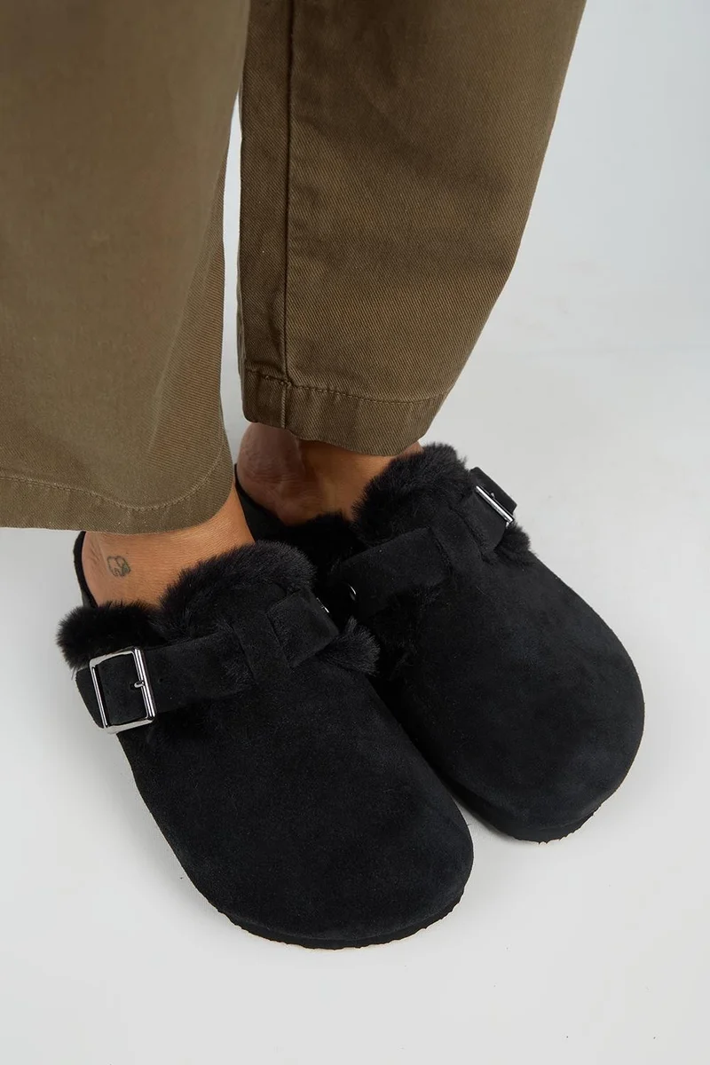 Manijero Manijero (Zeta 2 Fur-Lined) Women's Genuine Leather Buckled Clogs in Black