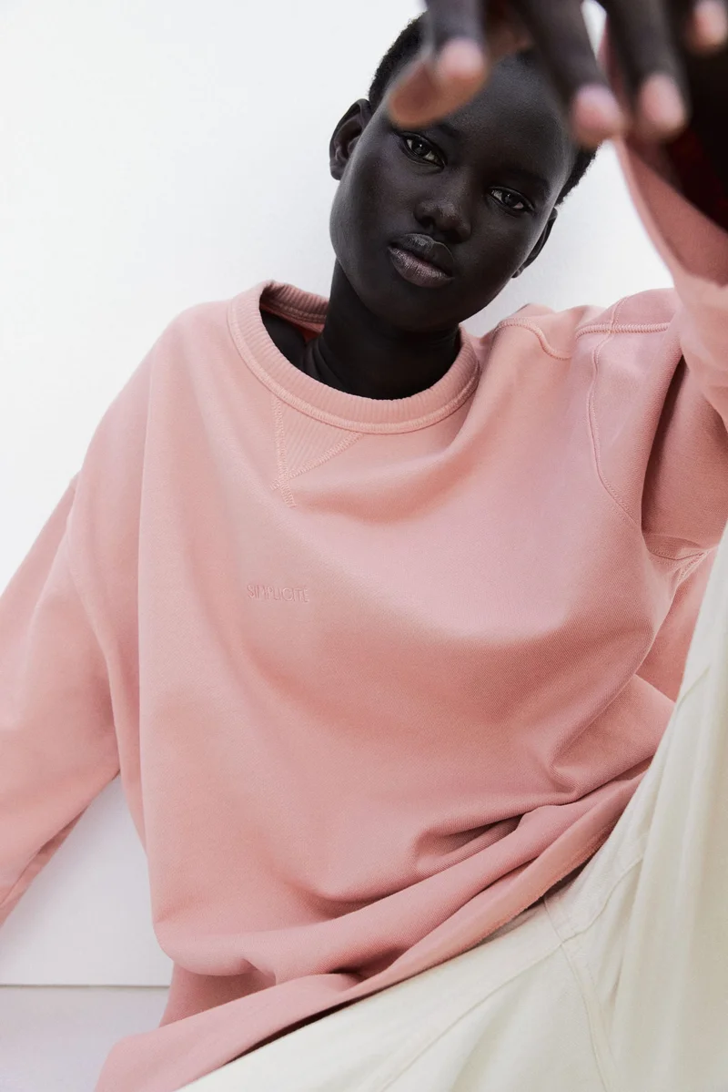 اتش اند ام سويت شيرت مزين بتطريز عبارة