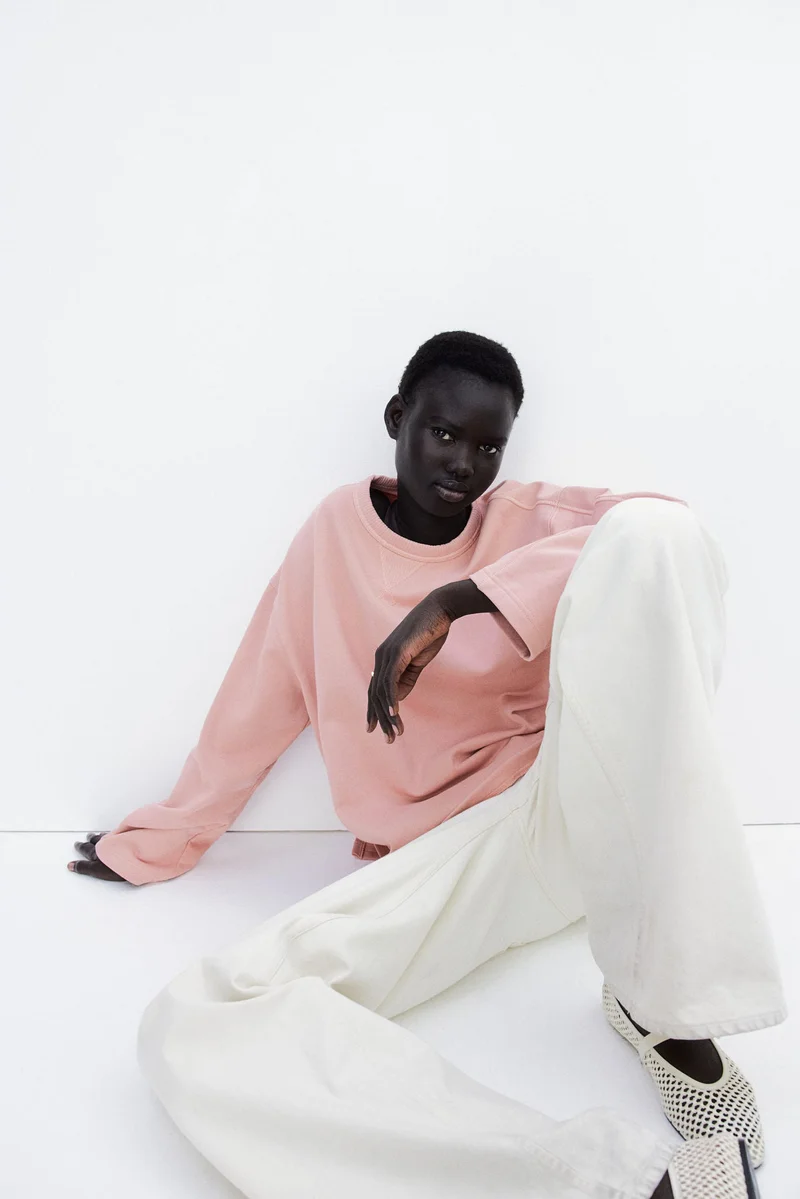 اتش اند ام سويت شيرت مزين بتطريز عبارة