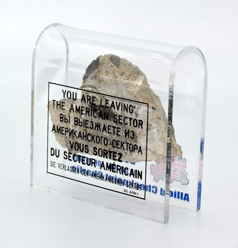 N2 Original Piece of the Berlin Wall in Checkpoint Charlie Motive Souvenir in Acryl Glass - Image 2