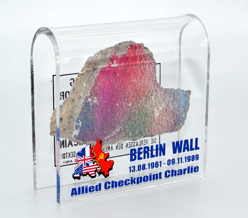 N2 Original Piece of the Berlin Wall in Checkpoint Charlie Motive Souvenir in Acryl Glass - Image 4