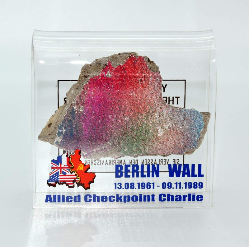 N2 Original Piece of the Berlin Wall in Checkpoint Charlie Motive Souvenir in Acryl Glass - Image 5