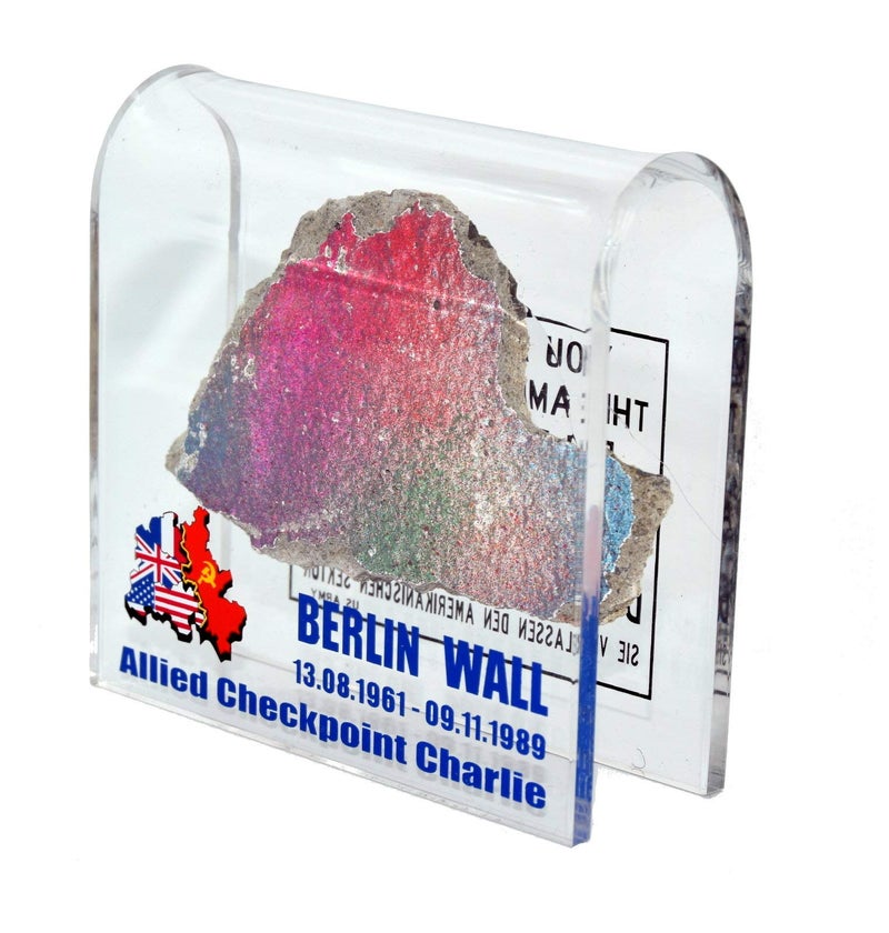 N2 Original Piece of the Berlin Wall in Checkpoint Charlie Motive Souvenir in Acryl Glass - Image 1