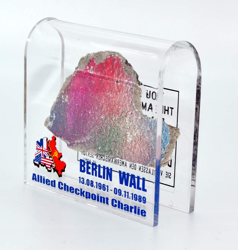 N2 Original Piece of the Berlin Wall in Checkpoint Charlie Motive Souvenir in Acryl Glass - Image 3