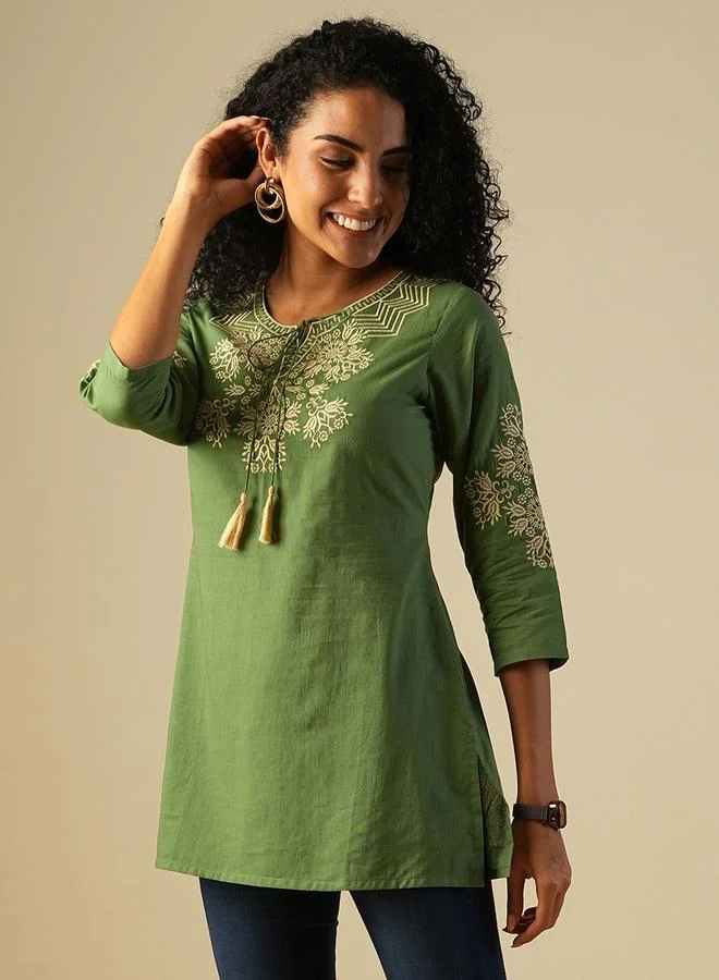 جلو باص تونيك بياقة مربوطة وصدر مطرز