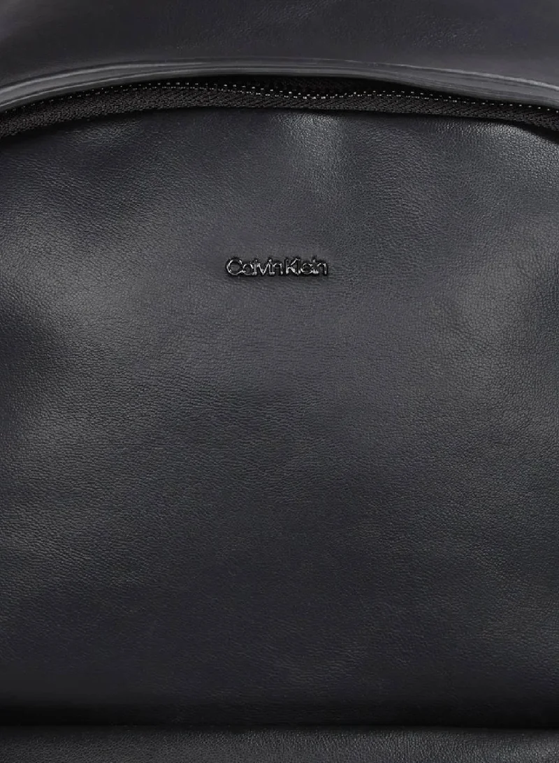 كالفن كلاين شنطة ظهر دائرية