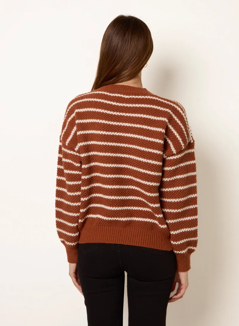 بلو فانيلا كنزة مخططة بنقوش بارزة