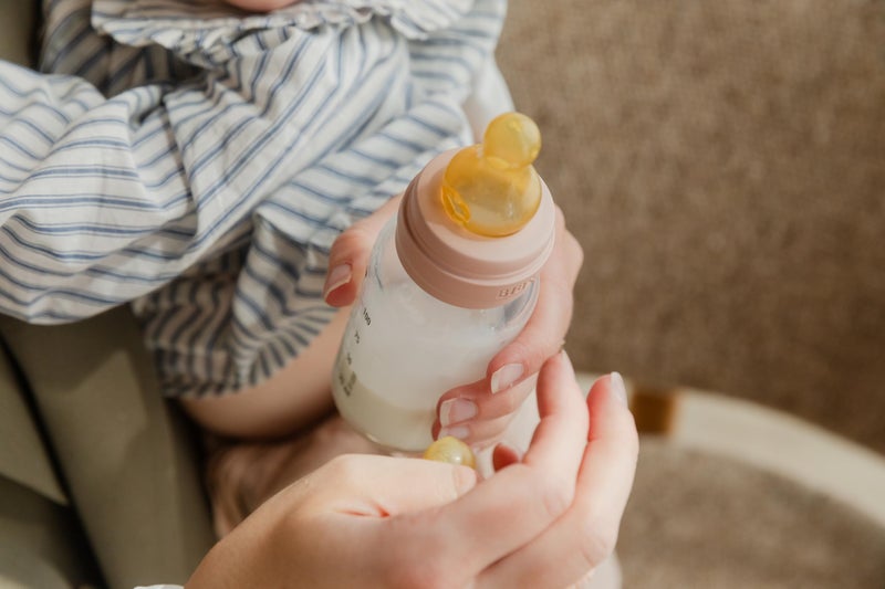 BIBS زجاجة بيبس للأطفال 5 أونص / 150 مل بحلمة من اللاتكس الطبيعي - مضادة للمغص، خالية من BPA، حلمة مستديرة، تدفق بطيء، خفيفة الوزن وسهلة التنظيف، مناسبة للمواليد الجدد 0+ سنوات - أزرق فاتح - Image 4