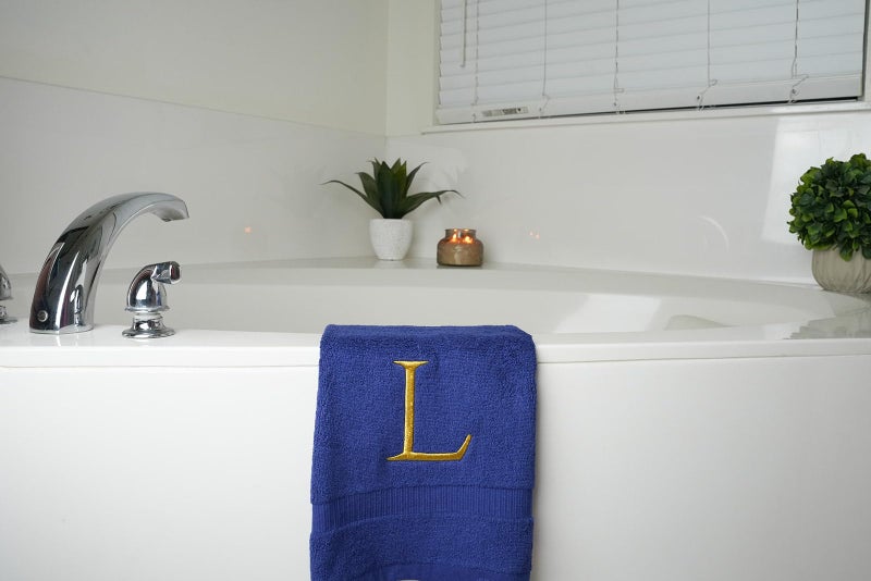 Decorvo منشفة يدوية بحرية وذهبية - جودة فندق فاخرة فاخرة مزخرفة منشفة مطرزة للمسحوق Room Spa - Gots Organic Certified - مجموعة من أحرف لتر L.  - Image 5