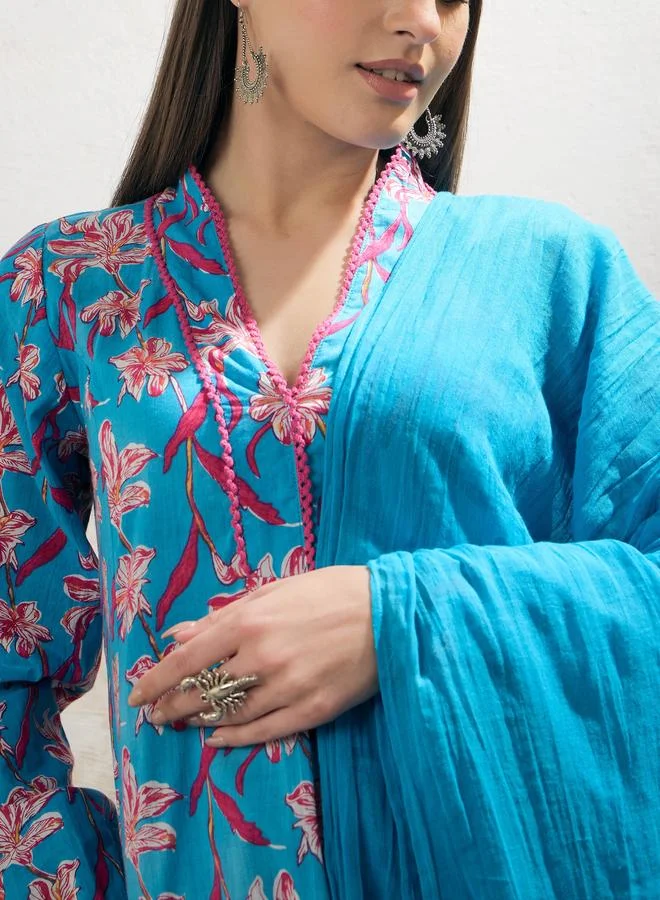SASSAFRAS SASSAFRAS Blue Floral Cambric V Neck Kurta, Pencil Pants and Dupatta Set