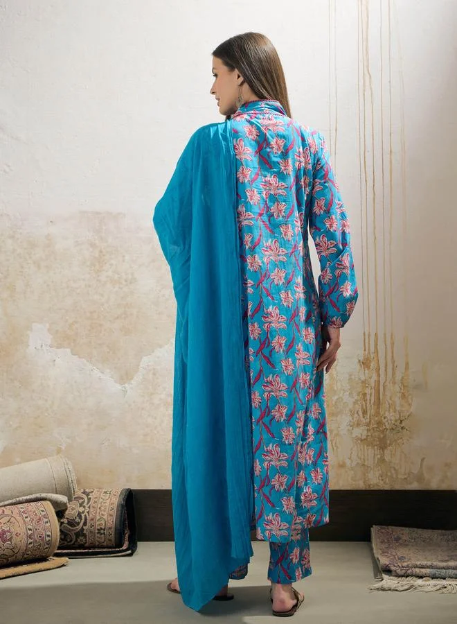 SASSAFRAS SASSAFRAS Blue Floral Cambric V Neck Kurta, Pencil Pants and Dupatta Set