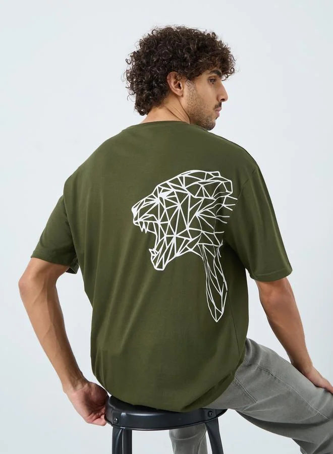 ستايلي تيشيرت واسع بطبعة نمر على الظهر