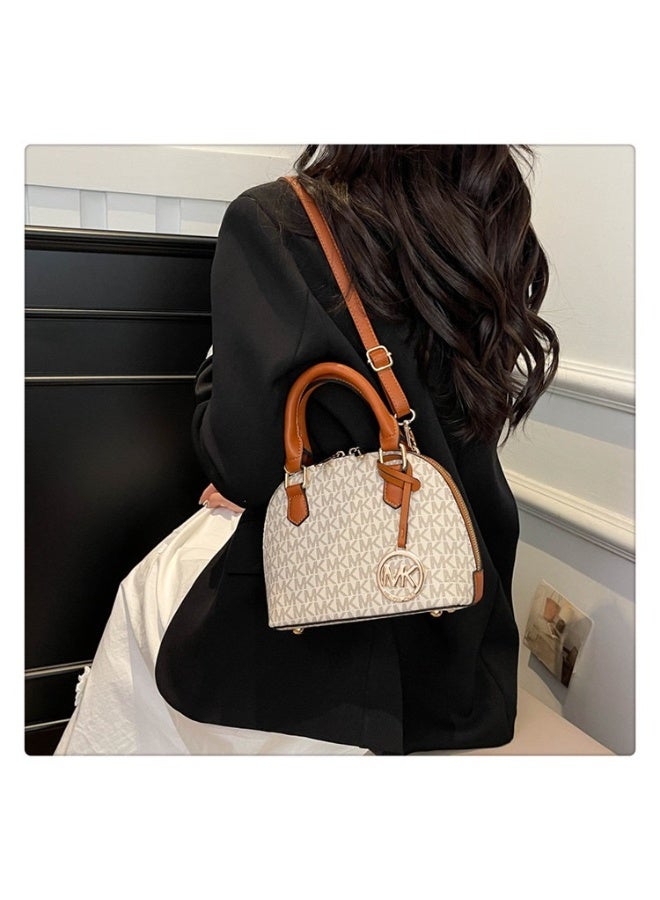 ام كي حقيبة MK الكلاسيكية، يمكن تحويلها إلى حقيبة عابرة للجسم، مناسبة لحمل عدسات الكاميرا. تصميم ذو طابع كلاسيكي. - Image 3