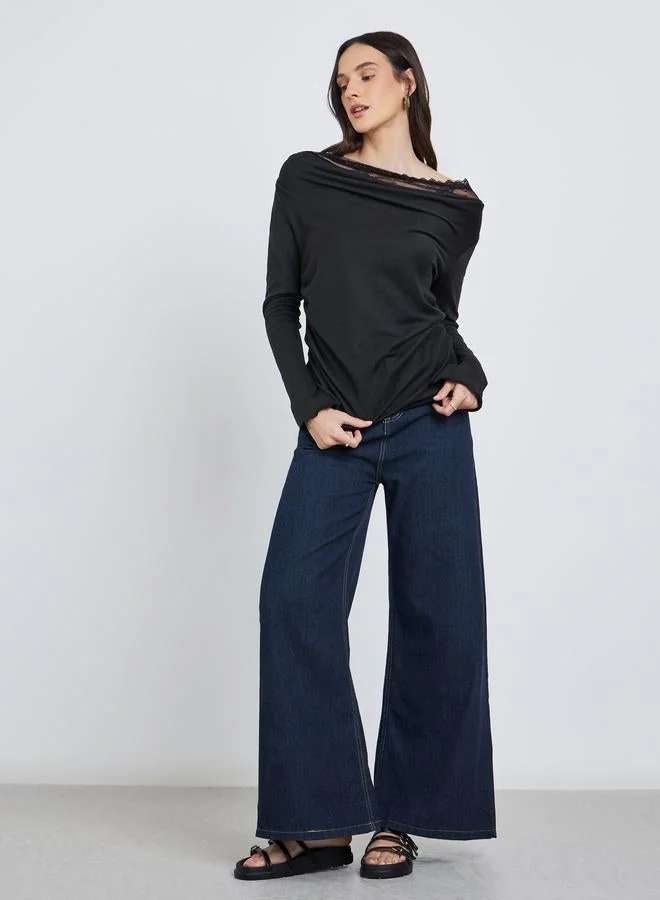 ستايلي بلوزة بياقة متدلية مع تفاصيل دانتيل ستايلي