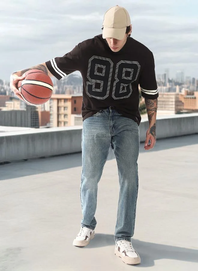 هوبرهولمي تيشيرت رجالي هولمر بطبعة جرافيك وياقة على شكل حرف  وقصة واسعة