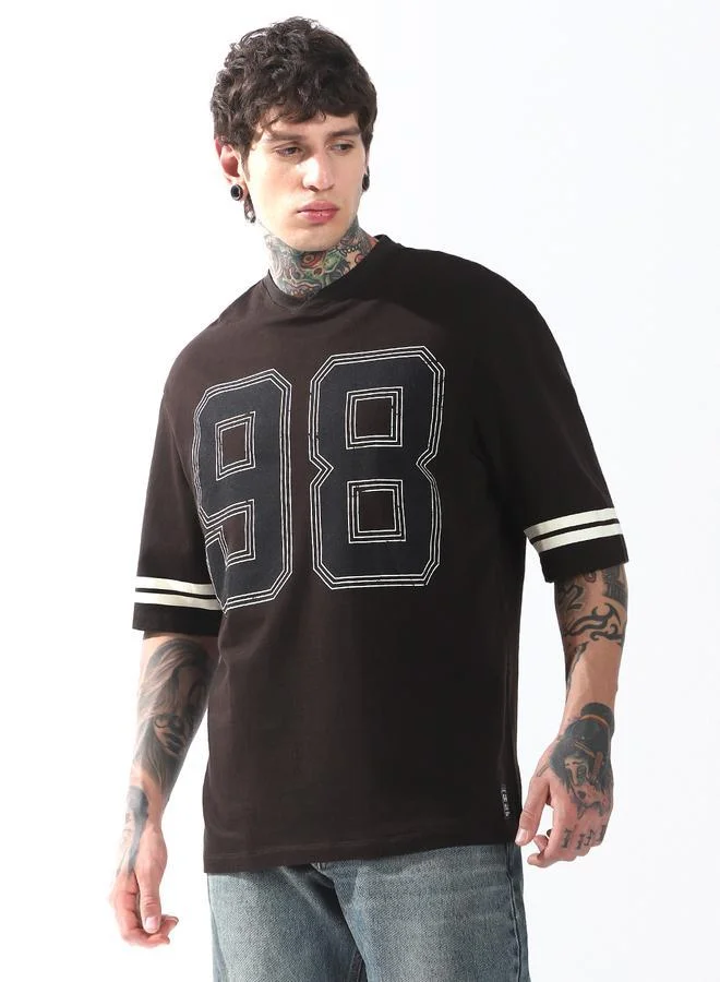 هوبرهولمي تيشيرت رجالي هولمر بطبعة جرافيك وياقة على شكل حرف  وقصة واسعة