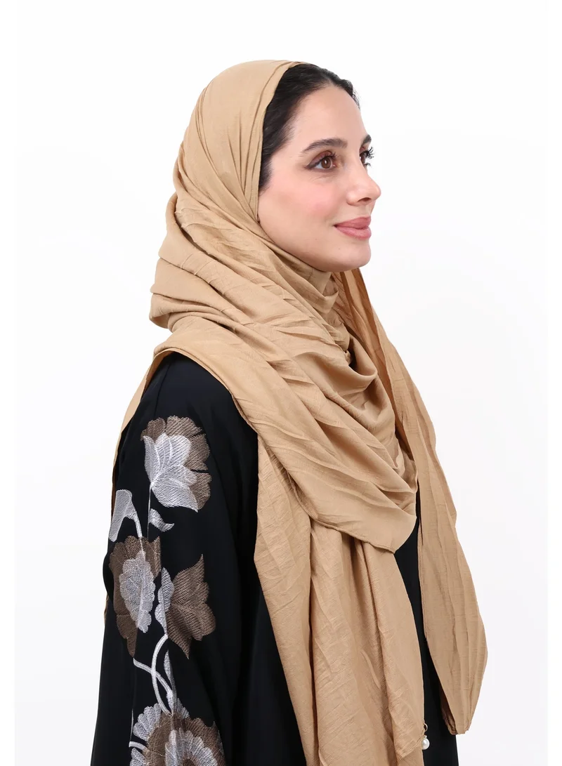 جميلة شيلة قطن كريب ممتازة مزينة بشرابات الورد القماشية وحبات اللؤلؤ (بني فاتح / بيج رملي)