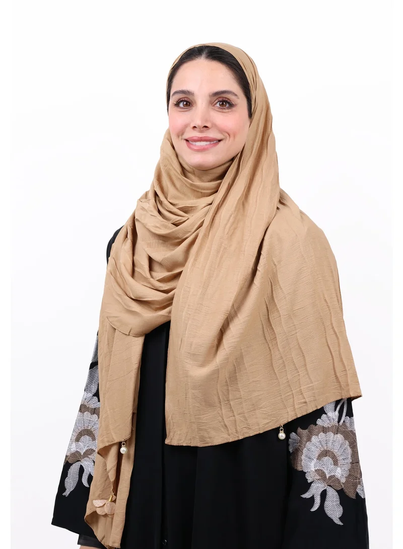 جميلة شيلة قطن كريب ممتازة مزينة بشرابات الورد القماشية وحبات اللؤلؤ (بني فاتح / بيج رملي)