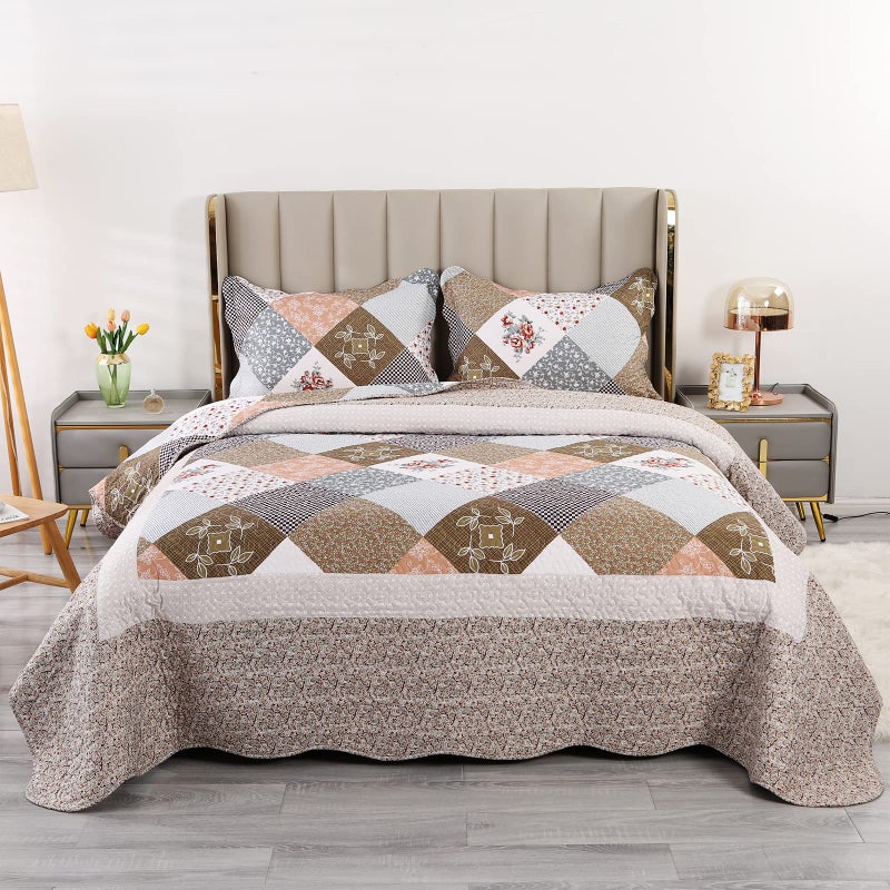 Qucover Brown Quilted Bedspread King Size Soft MicrofiberCotton Vintage Patchwork Bed Spread Flower Pattern Lightweight Bedspreads Coverlet Set with Pillow Shams 230  250 cm