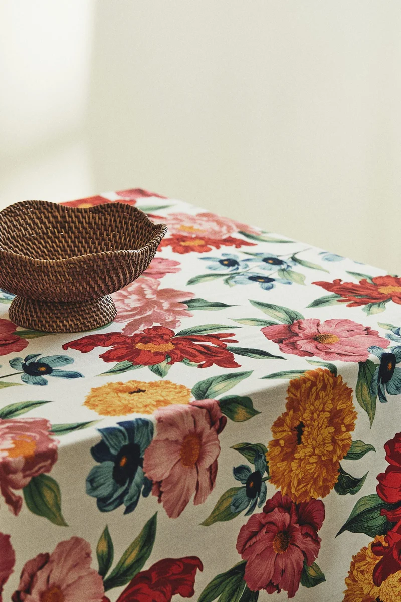 H&M Patterned tablecloth