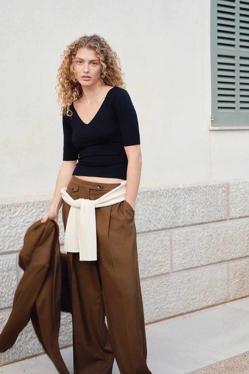 اتش اند ام بلوزة بقبة V