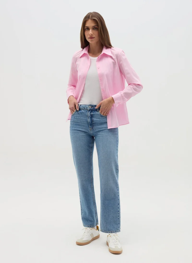 او في اس أبيض مخطط وردي