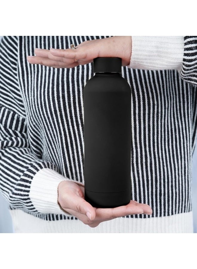 زجاجة ماء فاخرة سوداء اللون، معزولة بتفريغ الهواء بجدار مزدوج من الفولاذ المقاوم للصدأ - سعة 500 مل | تحافظ على المشروبات ساخنة أو باردة لساعات | مانعة للتسرب، سهلة الحمل، أنيقة، مناسبة للمطبخ، النادي الرياضي، السفر، المكتب، والاستخدام اليومي - Image 2