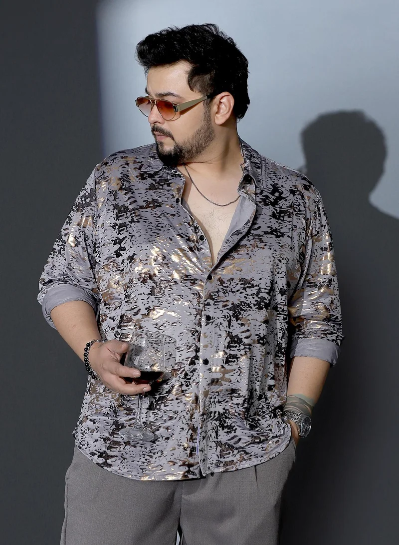 انستافاب بلس قميص رجالي بطبعة مموهة من إنستافاب بلس بياقة عادية وأكمام طويلة بأزرار وحافة منحنية وطبعة تجريدية من قماش منسوج للمناسبات المسائية بلون رمادي قمري