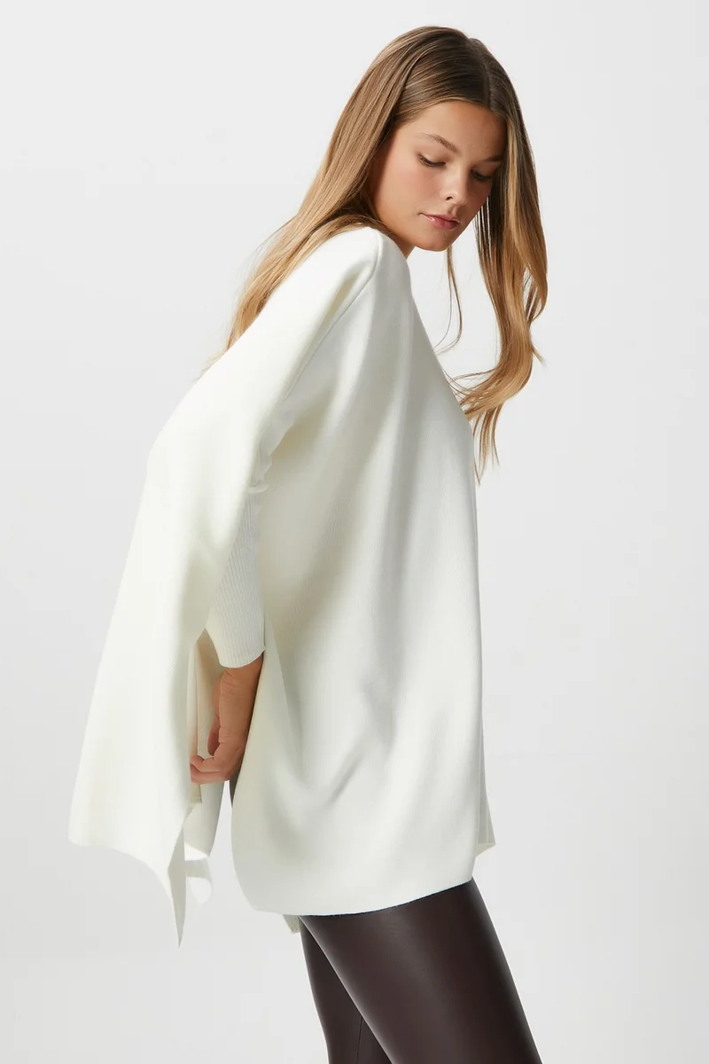 ريتنيس Women's Zenta Oversize Side Slit Cream Knit Sweater