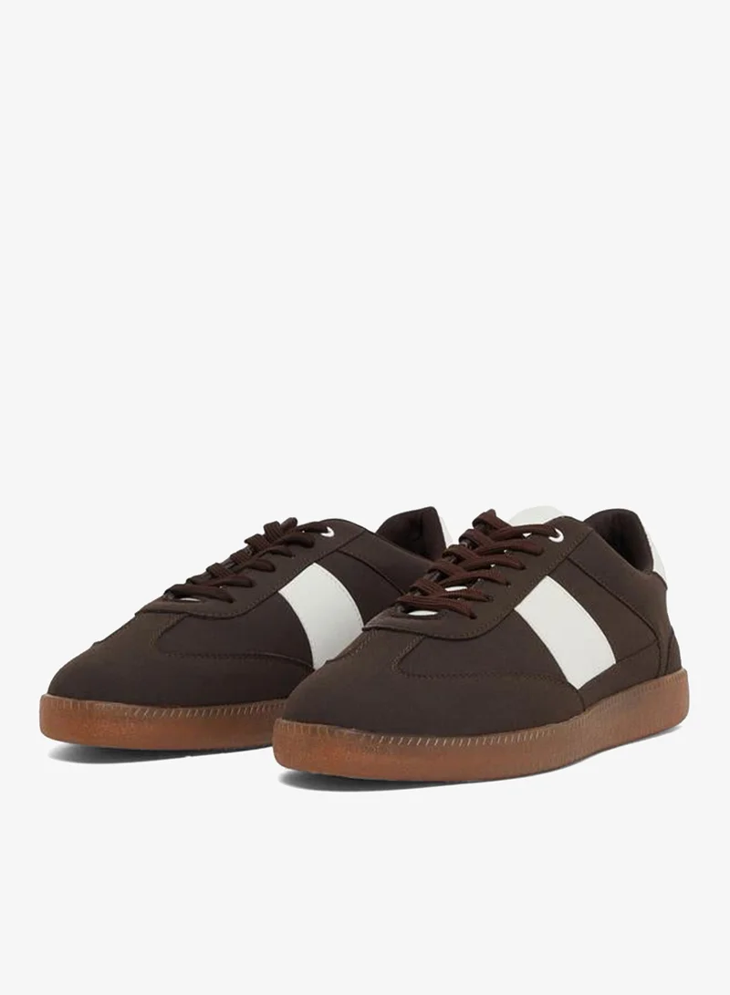 ستايلي حذاء رياضي من الشمواه بألوان متباينة ورباط