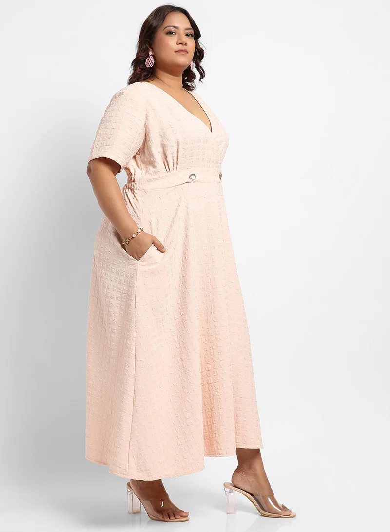 انستافاب بلس فستان ميدي ملفوف بنقوش بارزة