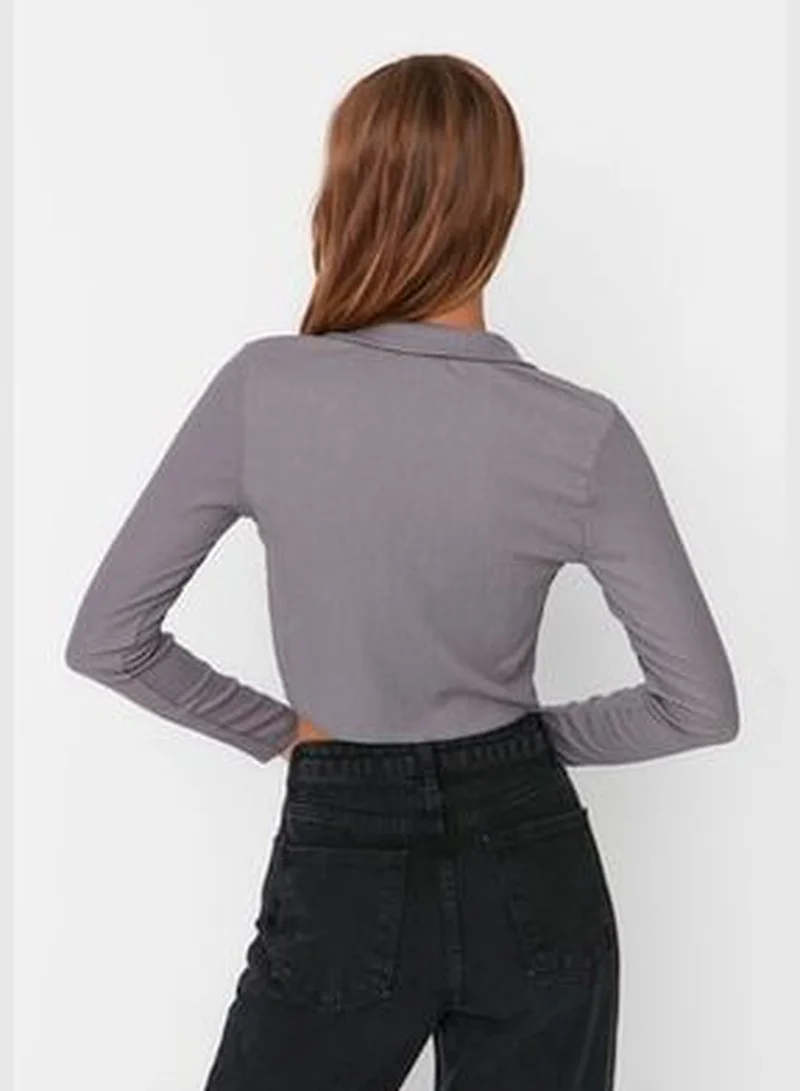 trendyol Gray Knitted Blouse with Buttons/Fitted Polo Neck Creme/Textured Crop TWOAW22BZ0241