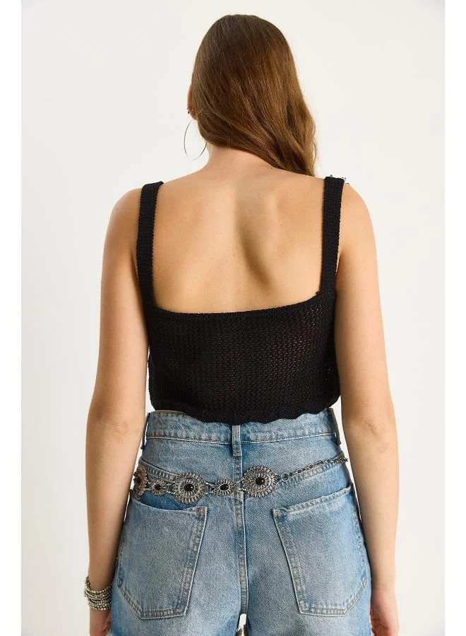 جينجر Strappy V Neck Crochet Top