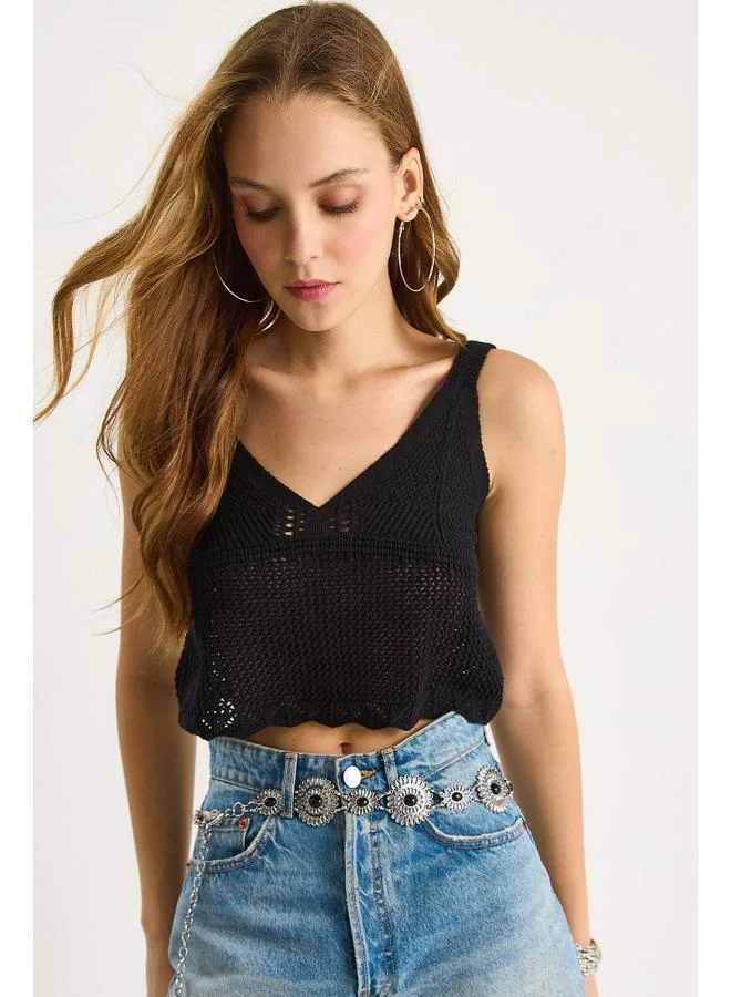 جينجر Strappy V Neck Crochet Top