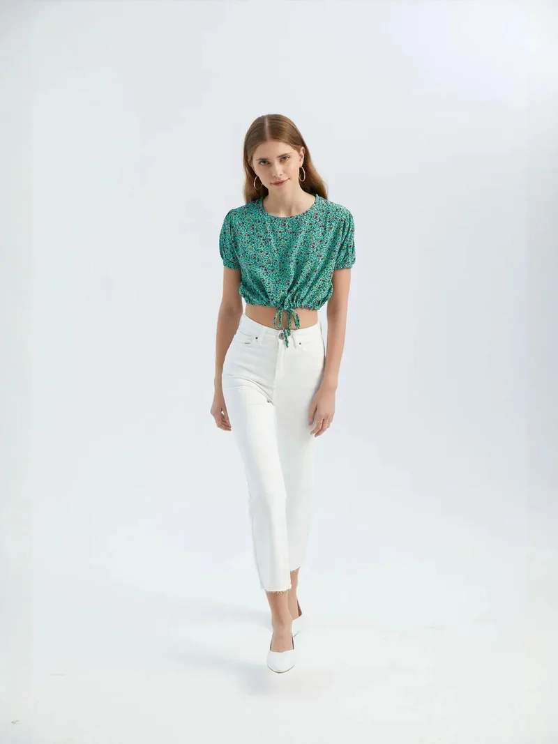 هيكاب بلوزة قصيرة بياقة مستديرة وطبعات زهور ورباط