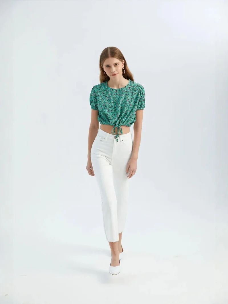 هيكاب بلوزة قصيرة بياقة مستديرة وطبعات زهور ورباط