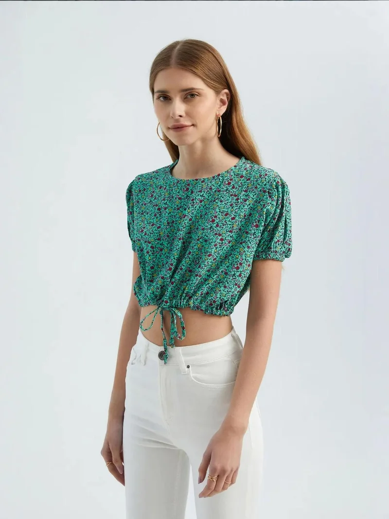 هيكاب بلوزة قصيرة بياقة مستديرة وطبعات زهور ورباط