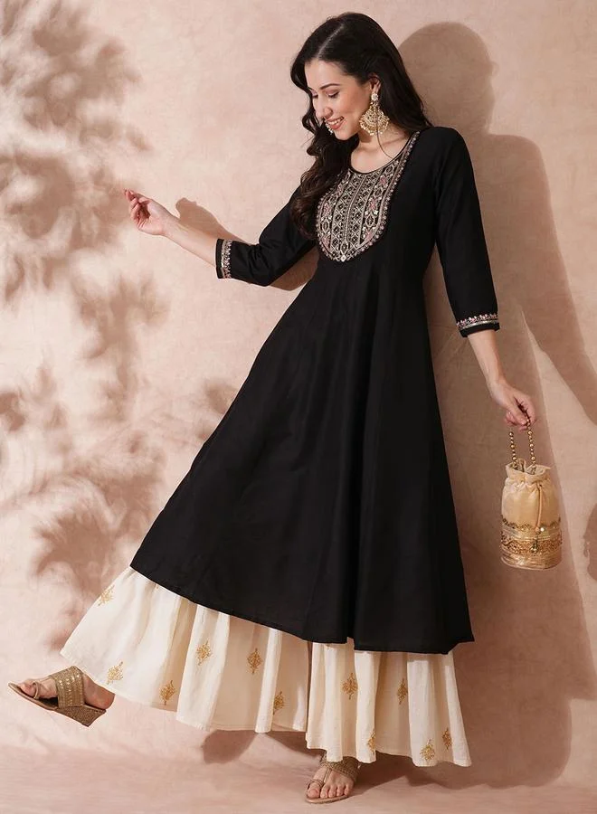 جلو باص كورتا احتفالية بقصة اناركالي مطرزة بزاري وترتر