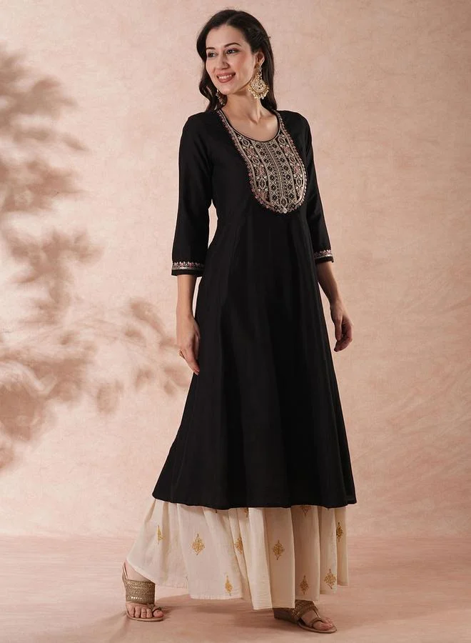 جلو باص كورتا احتفالية بقصة اناركالي مطرزة بزاري وترتر