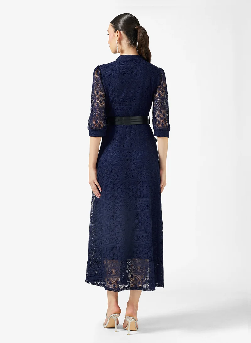 خزانة فستان دانتيل بتصميم -