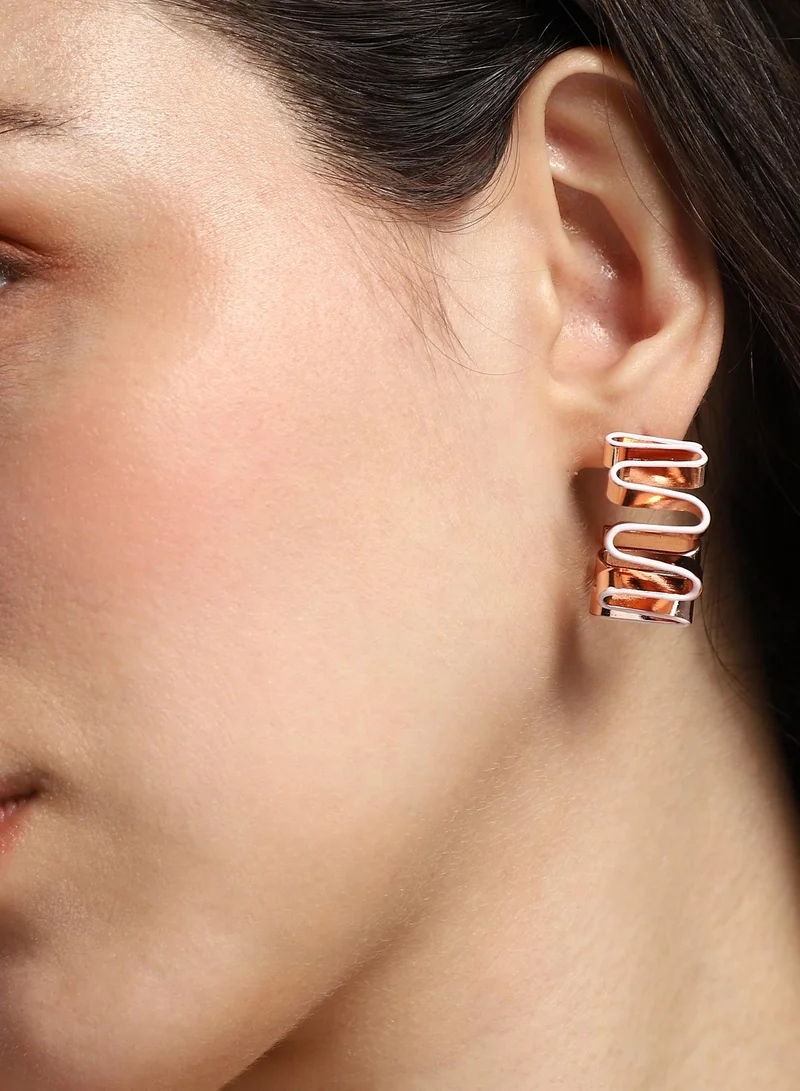 سوهي أقراط نسائية دائرية مطلية بالمينا بلون أبيض طباشيري ووردي، مقاس واحد، سبيكة معدنية، إغلاق بالدفع، مناسبة للارتداء الكاجوال والسهرة