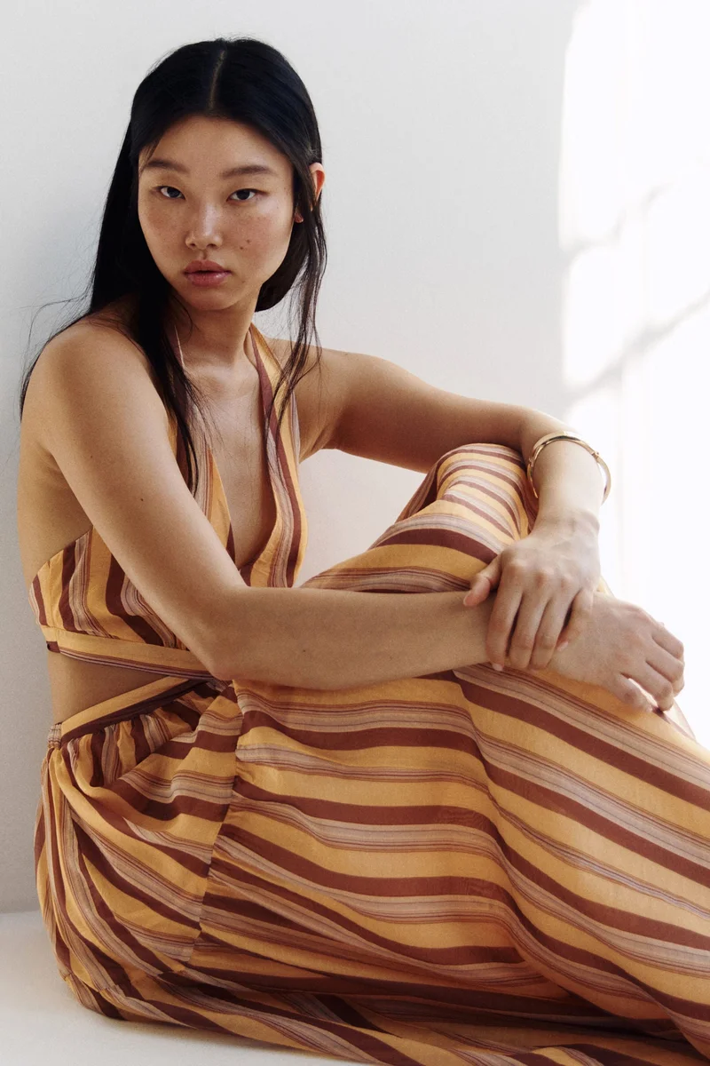 اتش اند ام فستان بفتحات بتصميم هالتر