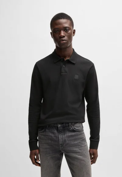 بوس تيشيرت بولو قطن مطاطي بقصة ضيقة مع رقعة شعار