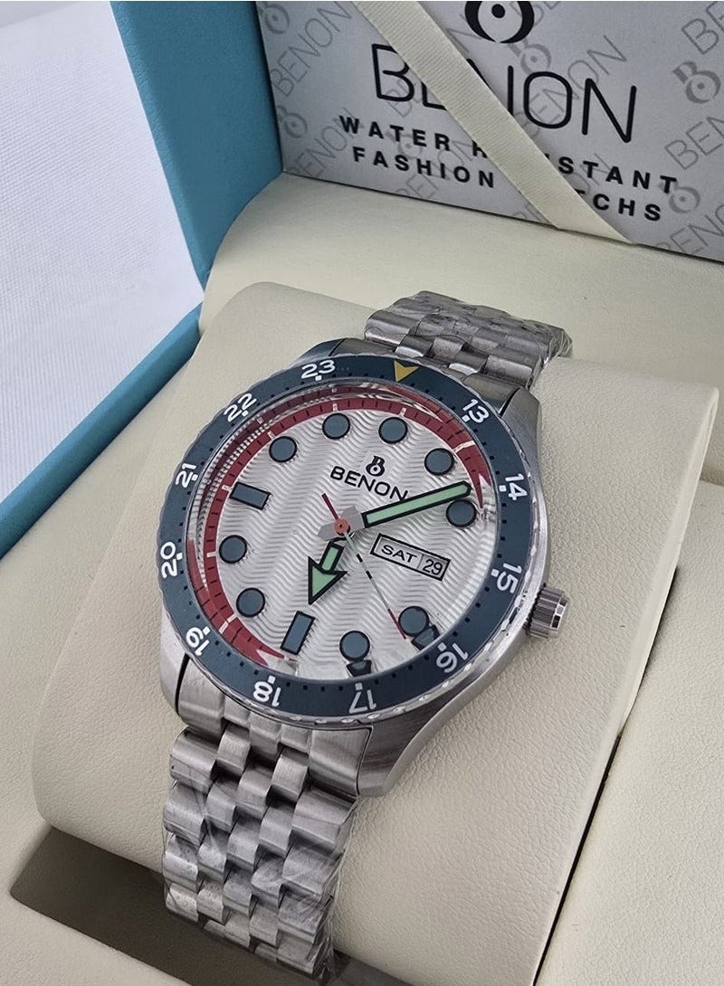 Men's watch with a stainless steel bracelet and hands, water resistant