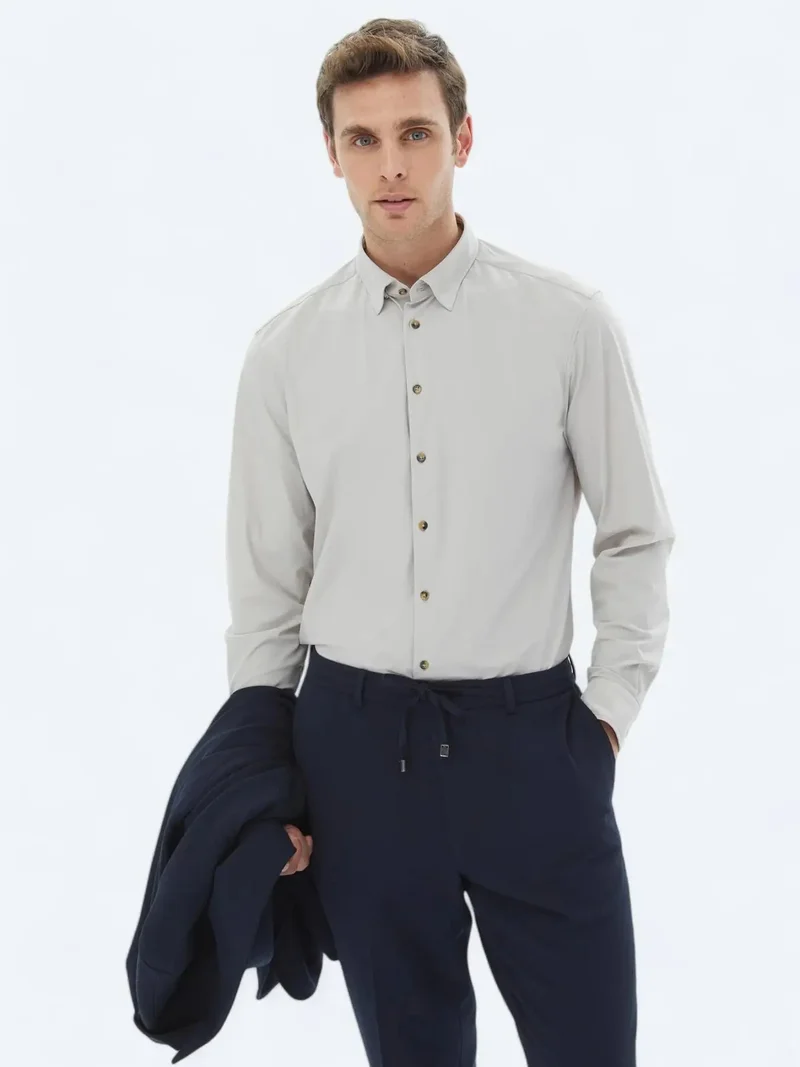 كيب قميص كاجوال سادة بلون بيج فاتح، بقصة عادية، مصنوع من قماش التريكو.