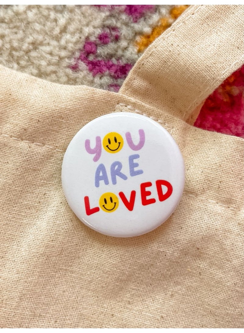 دبوس إلهامي من SM4U بعنوان "أنت محبوب"، شارة دائرية بيضاء بتصميم وجه مبتسم، دبوس معدني خلفي، قطر 3.5 سم