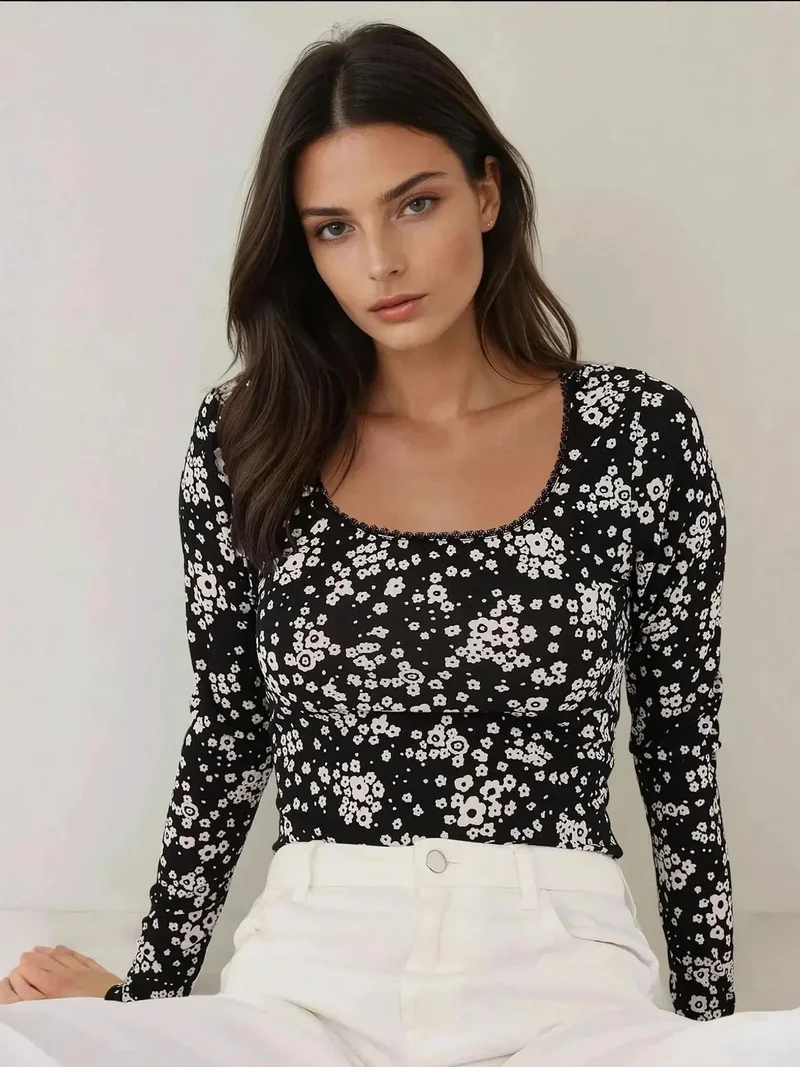 هيكاب بلوزة مطبوعة بياقة دائرية بقصة ضيقة