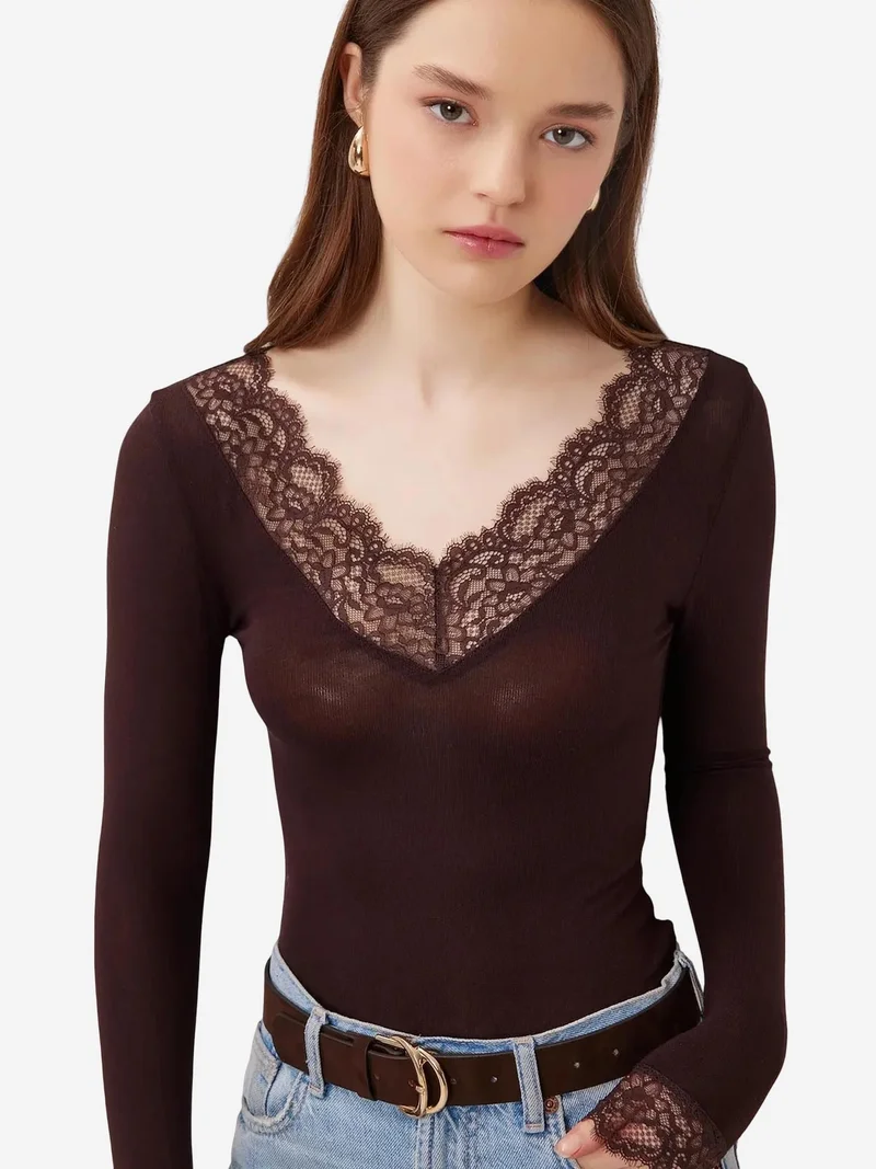 السعادة في إسطنبول ISTANBUL Lace V-Neck Slim Fit Blouse