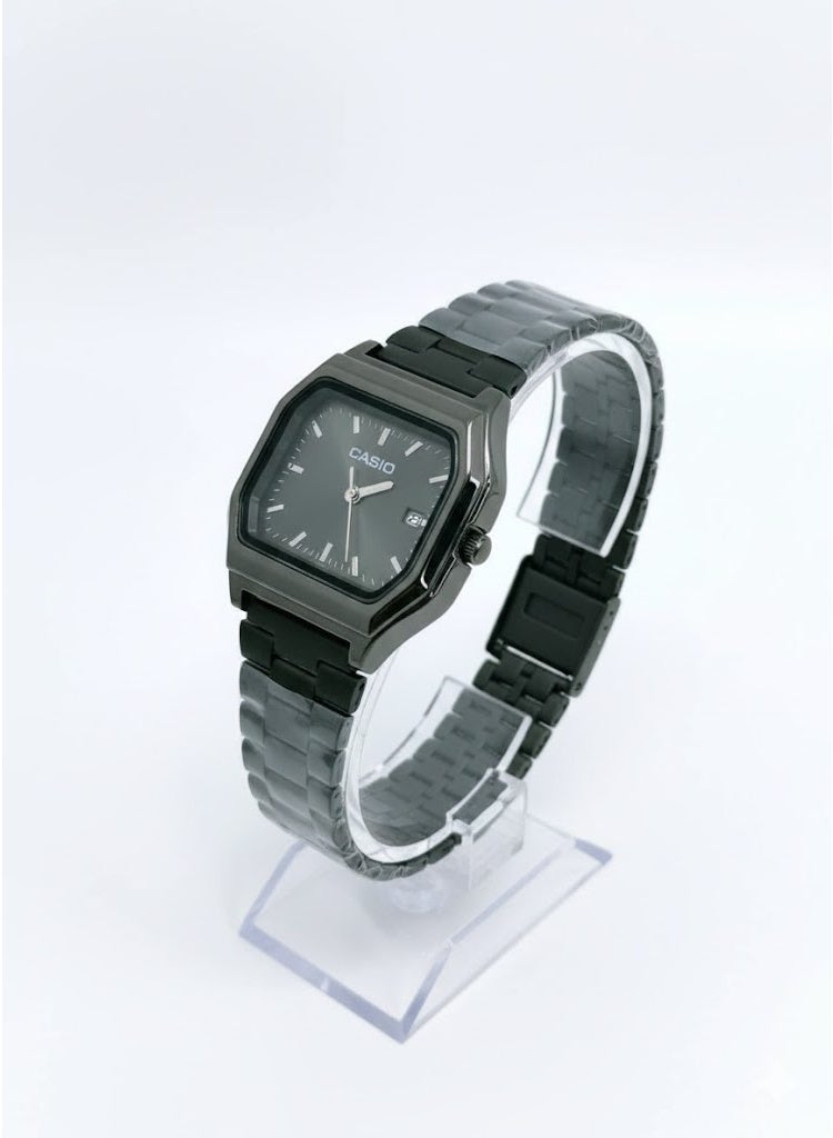 كاسيو ساعة كاسيو كلاسيك أنالوج، سوداء بالكامل/رمادية معدنية، للرجال/للجنسين - ميناء رمادي داكن، هيكل مثمن الشكل، سوار من الفولاذ المقاوم للصدأ، عرض التاريخ - Image 1
