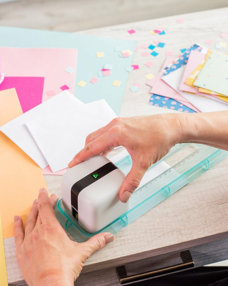 We R Memory Keepers مجموعة وي آر ميموري كيبرز، طابعة محمولة، تتضمن 1 طابعة محمولة، 1 خرطوشة، 1 مقبض ممسحة، 10 ممسحات، 1 كابل شحن واشتراك تصميم مجاني لمدة سنة، لصنع الملصقات، العلامات، والأكثر - Image 2